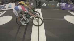Mathieu Van der Poel gana al sprint a Wout Van Aert en el Tour de Flandes 2020