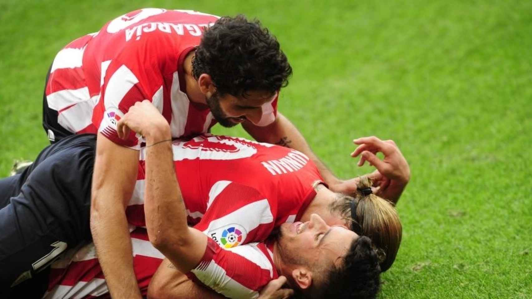 Raúl García, Iker Muniaín y Alex Berenguer celebran el primer gol del Athletic ante el Levante