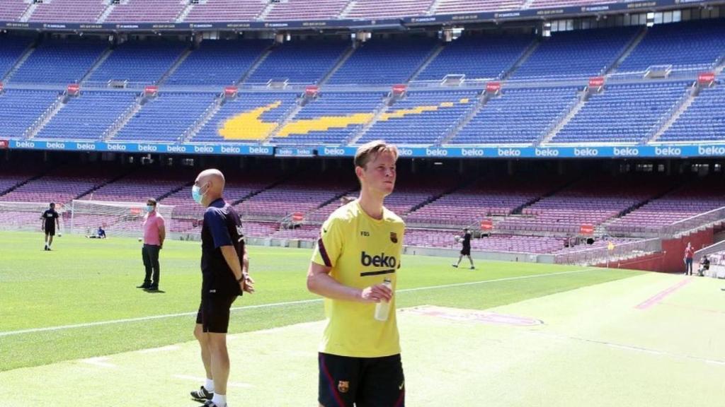 De Jong en un entrenamiento del Barça en el Camp Nou