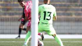 Hugo Duro realiza un disparo ante el portero de Las Rozas en un partido con el Real Madrid Castilla