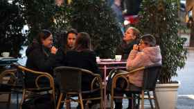 Varias personas desayunan en una terraza del centro de Barcelona.