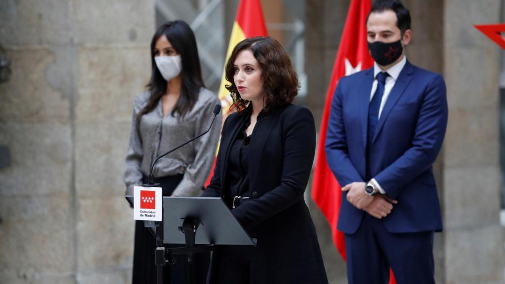 Ayuso, en el homenaje a las víctimas de la Covid-19. Junto a ella, Ignacio Aguado y Begoña Villacís.