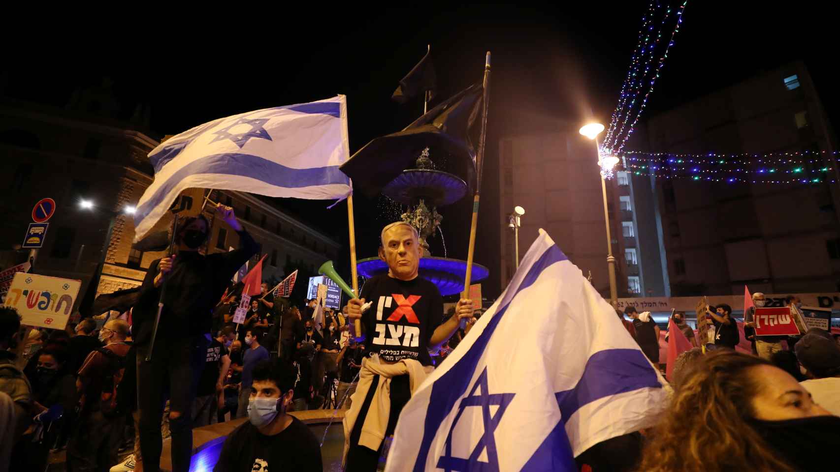 Un manifestante lleva una careta de Netanyahu en la manifestación de Jerusalén para exigir su dimisión.