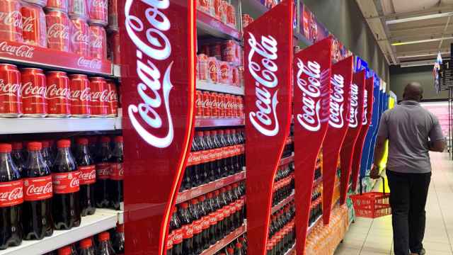 Lineal con refrescos de Coca-Cola en un supermercado.