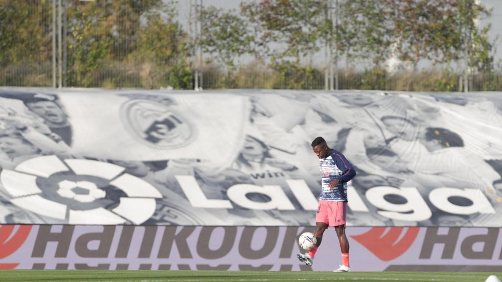 Vinicius Jr, durante el calentamiento del Real Madrid - Cádiz