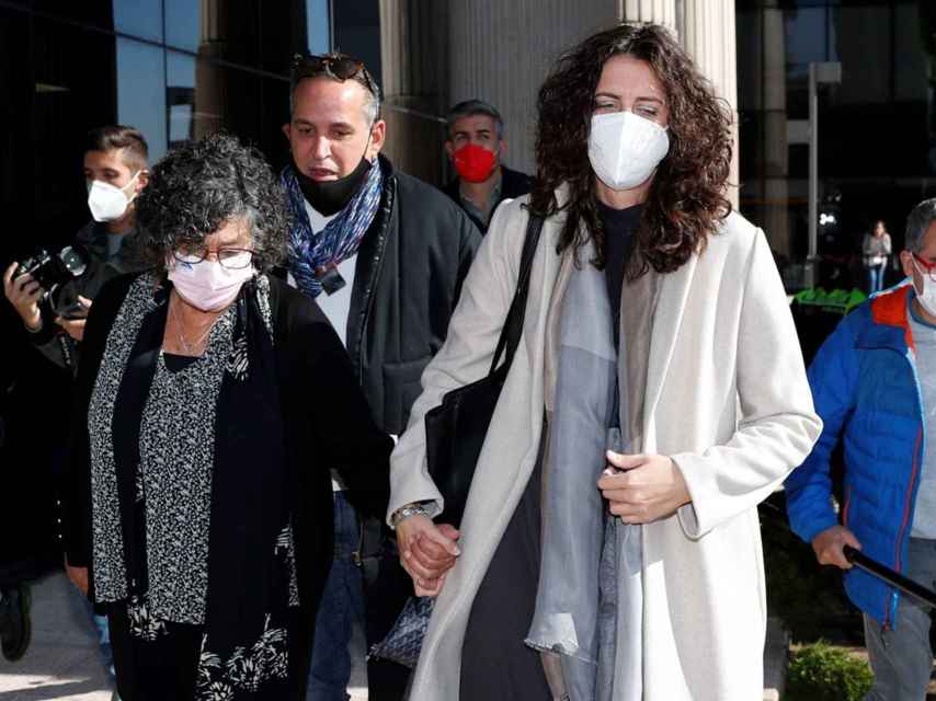 La madre y la hermana de Nacho Palau a la salida de los juzgados.