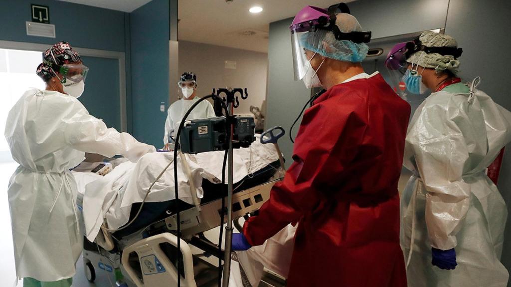Varios médicos trasladan a un paciente en el Complejo Hospitalario de Navarra.