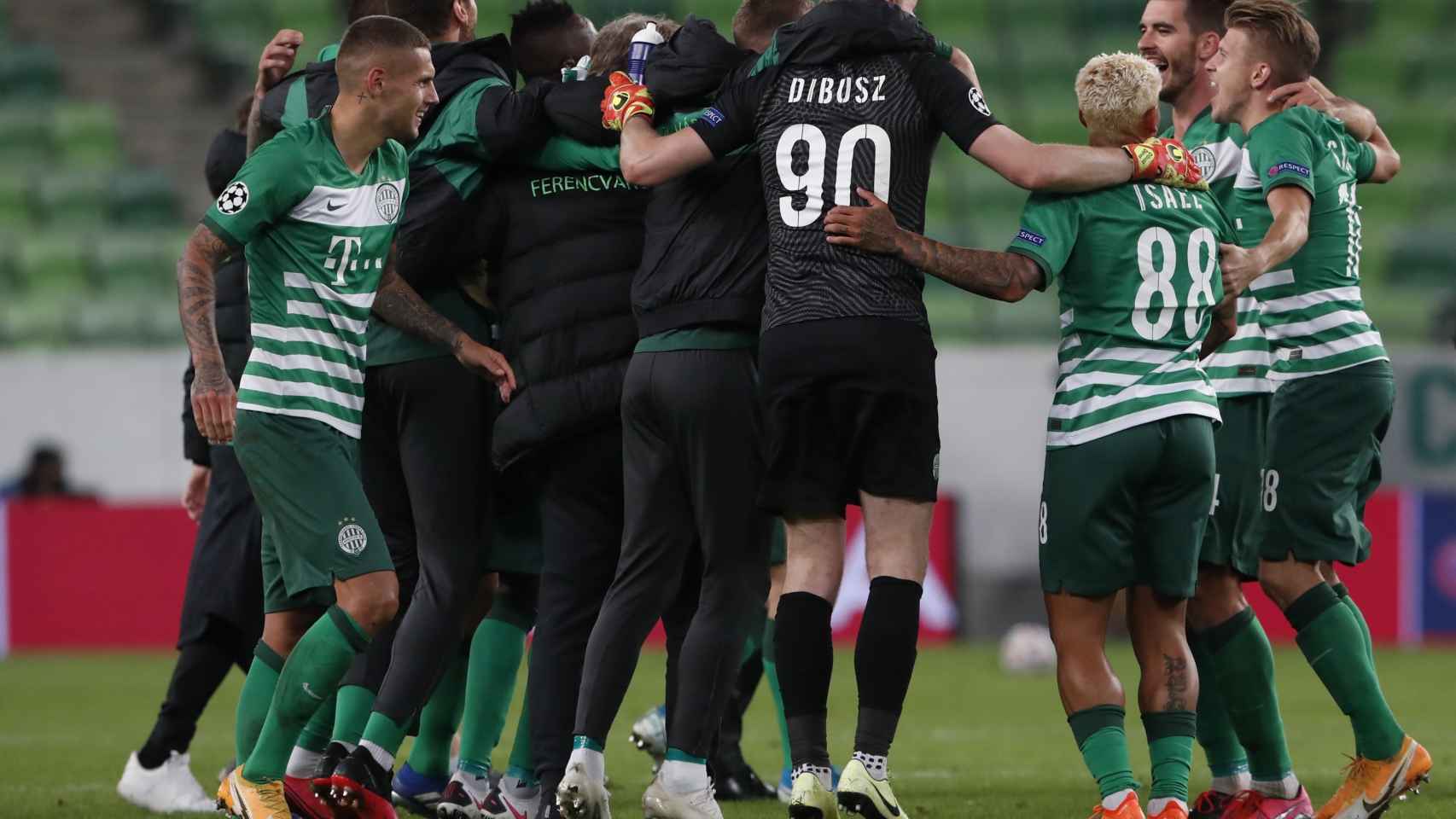 Los jugadores del Ferencvaros celebran la clasificación para la fase de grupos de la Champions League 2020 tras eliminar al Molde