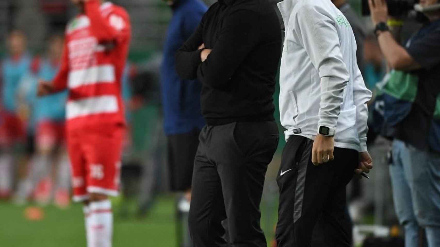 Serhiy Rebrov, junto a Albert Bosch en un partido del Ferencvaros