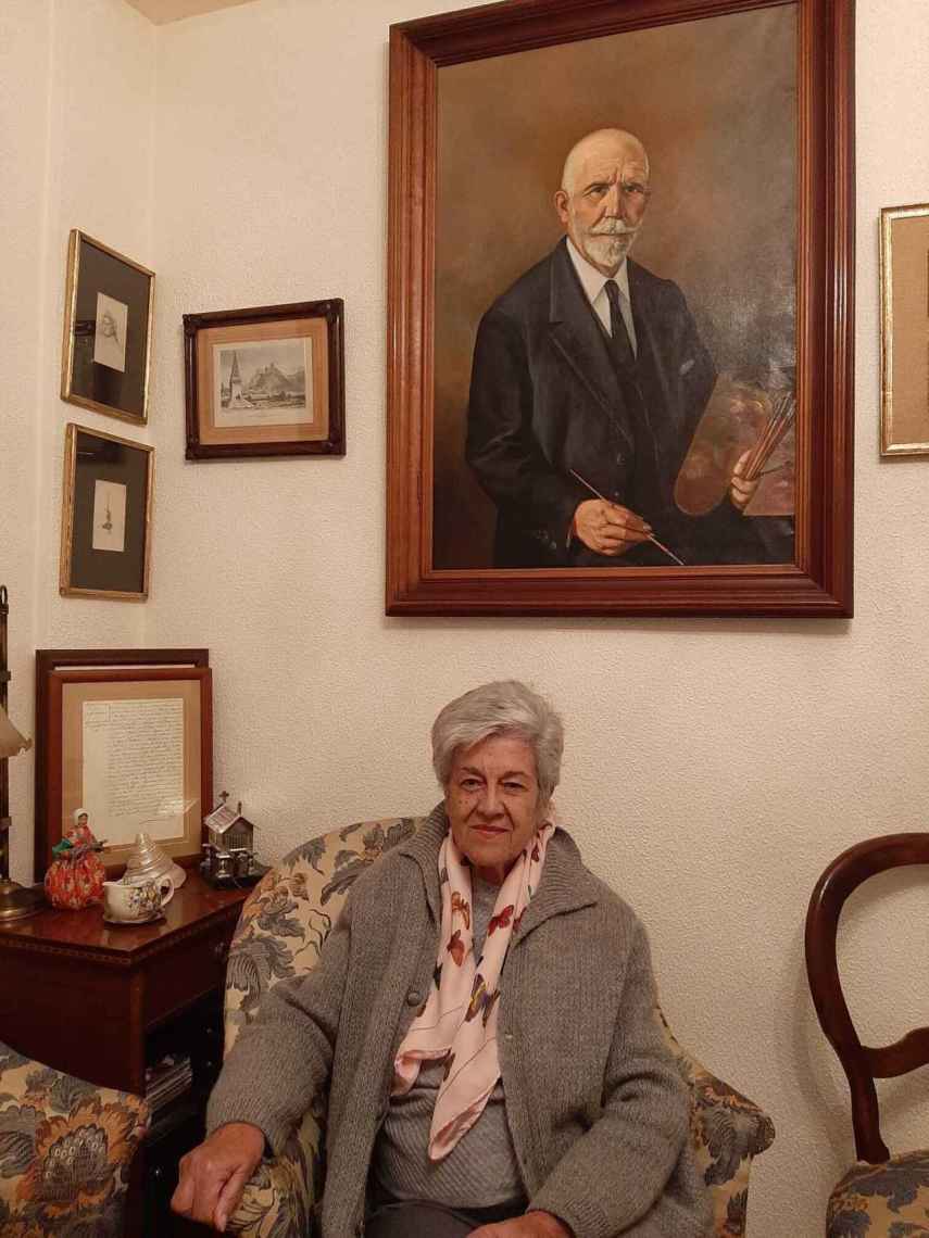Sofía, nieta de Sánchez Mejías, con uno de los autorretratos del pintor.