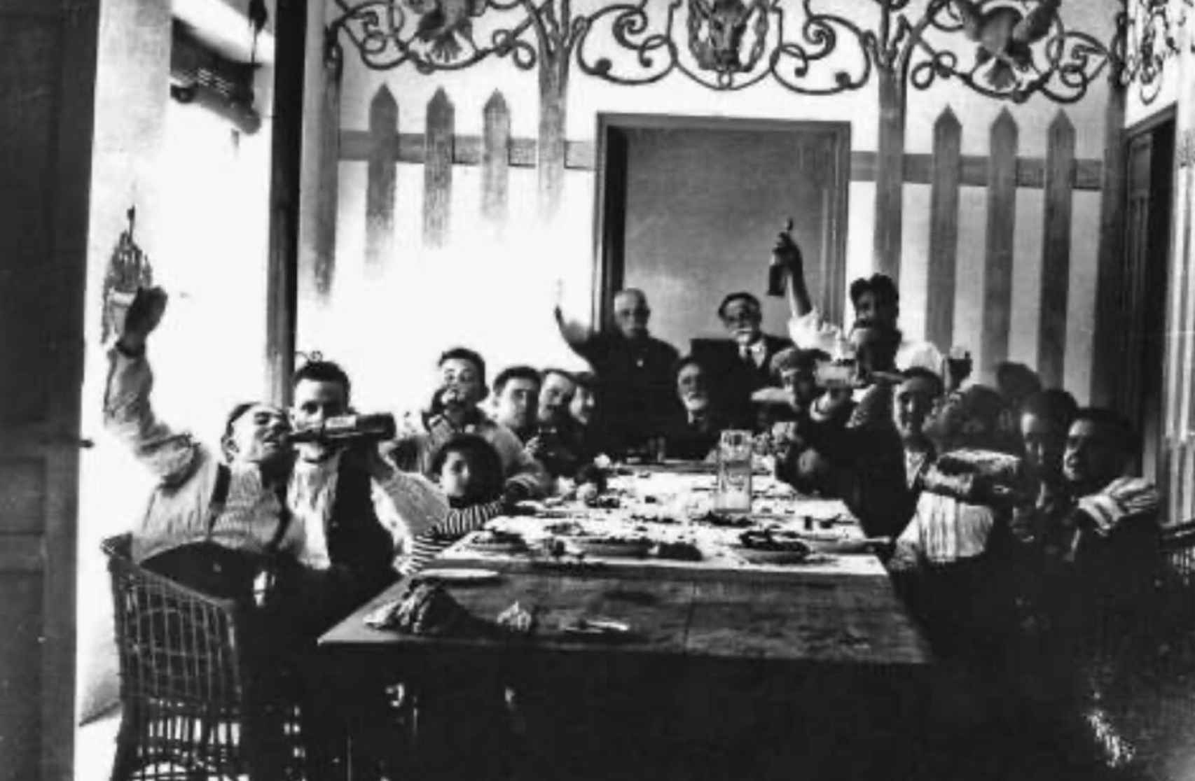 Los alumnos de la Escuela de Artes y Oficios de Almansa, en una comida con su profesor.