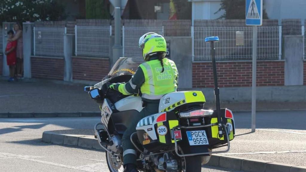 Imagen de la sargento Marian en moto.