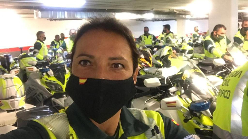 Marian Santiago, el pasado lunes, junto con su equipo de motorizada.