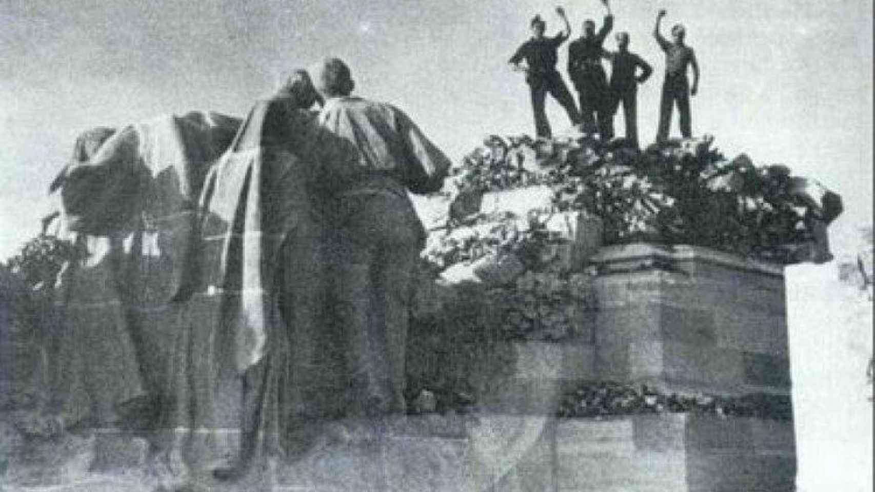 Milicianos celebrando la toma del cerro