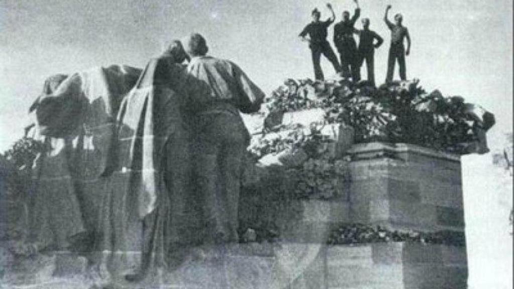Milicianos celebrando la toma del cerro