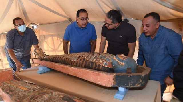 Las autoridades egipcias analizando uno de los sarcófagos.