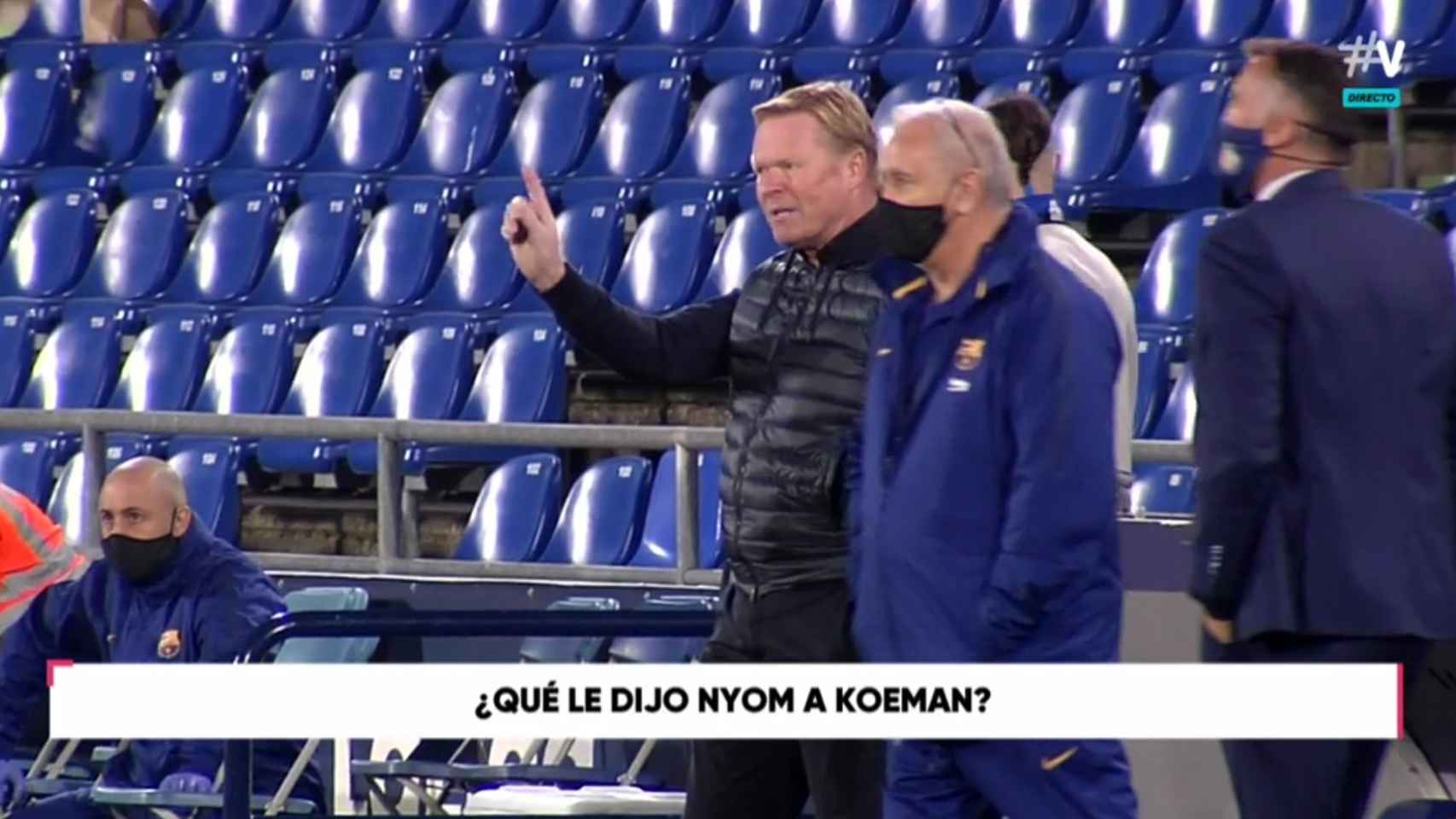 Ronald Koeman, durante el partido entre el Getafe y el Barça en el momento de su conversación con Nyom