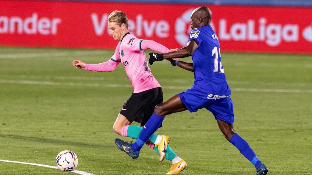 Nyom intenta alcanzar a De Jong que se marcha con el balón controlado