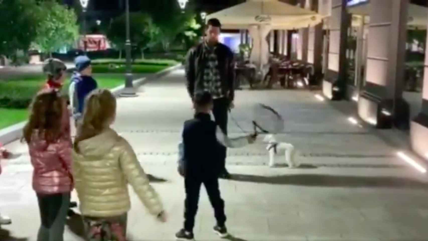 Djokovic enseña a unos niños a jugar al tenis mientras pasea a su perro