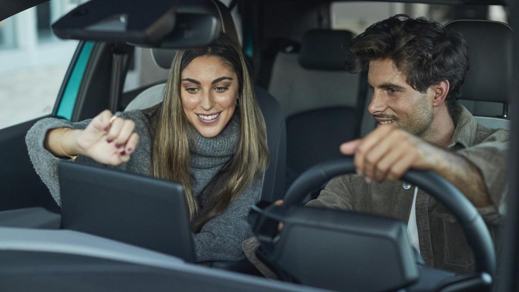 Dos usuarios ante la compra de un coche nuevo.