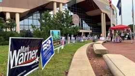 Fotografía de decenas de carteles electorales puestos en la puerta de un centro de votación, el 24 de septiembre de 2020, en Fairfax (EE.UU.).