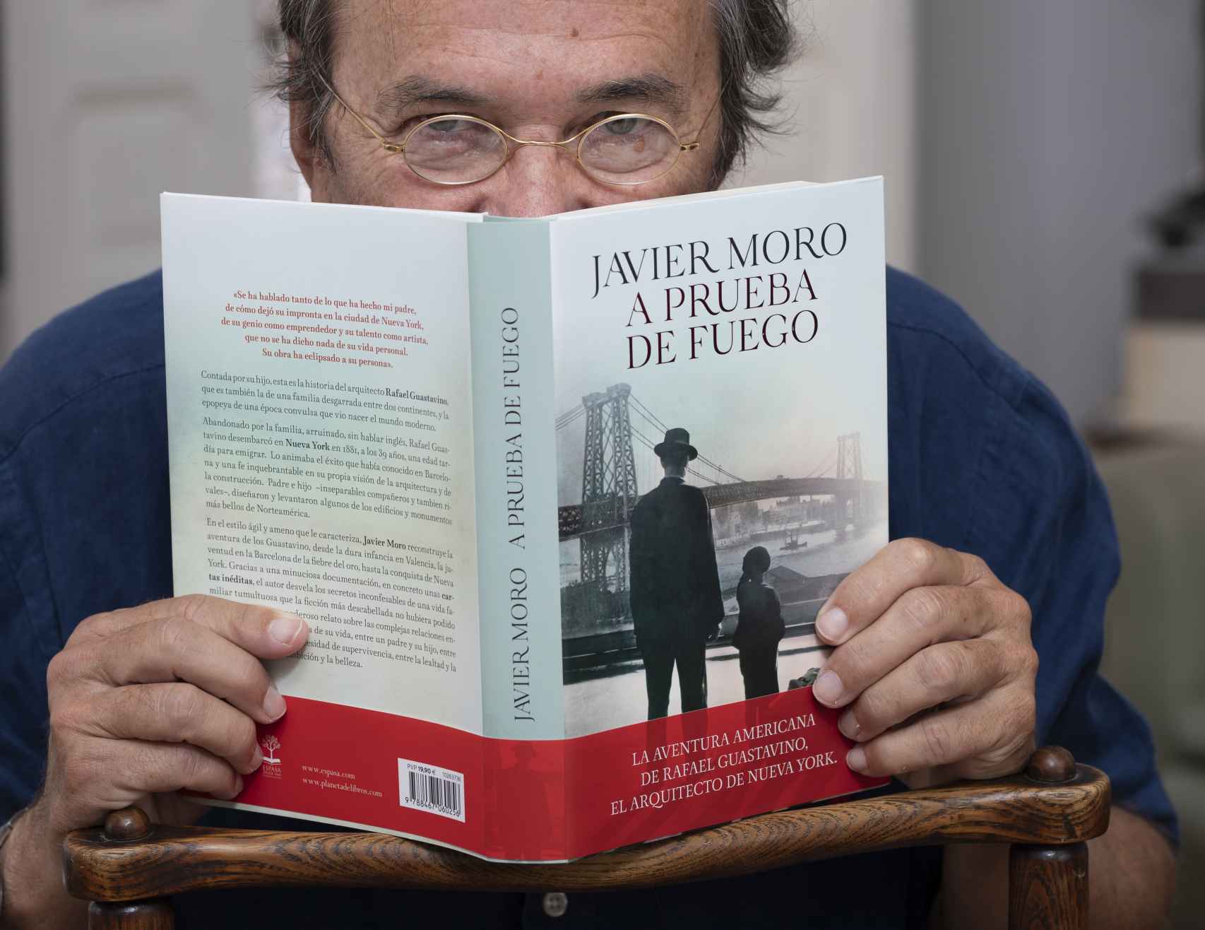 El escritor Javier Moro con su nuevo libro.