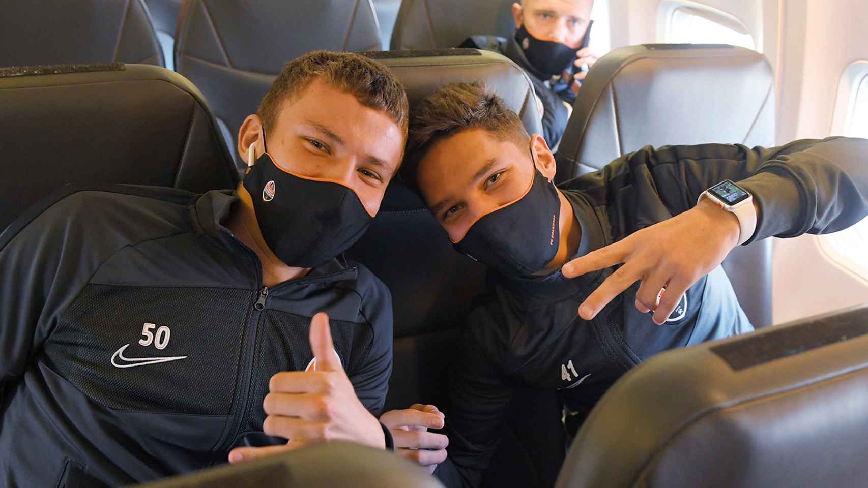 Dos jugadores del Shakhtar Donetsk, en el avión hacia Madrid. Foto: Twitter (@FCShakhtar_eng)