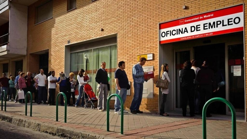 Cola para solicitar el paro en oficina del SEPE en Madrid.