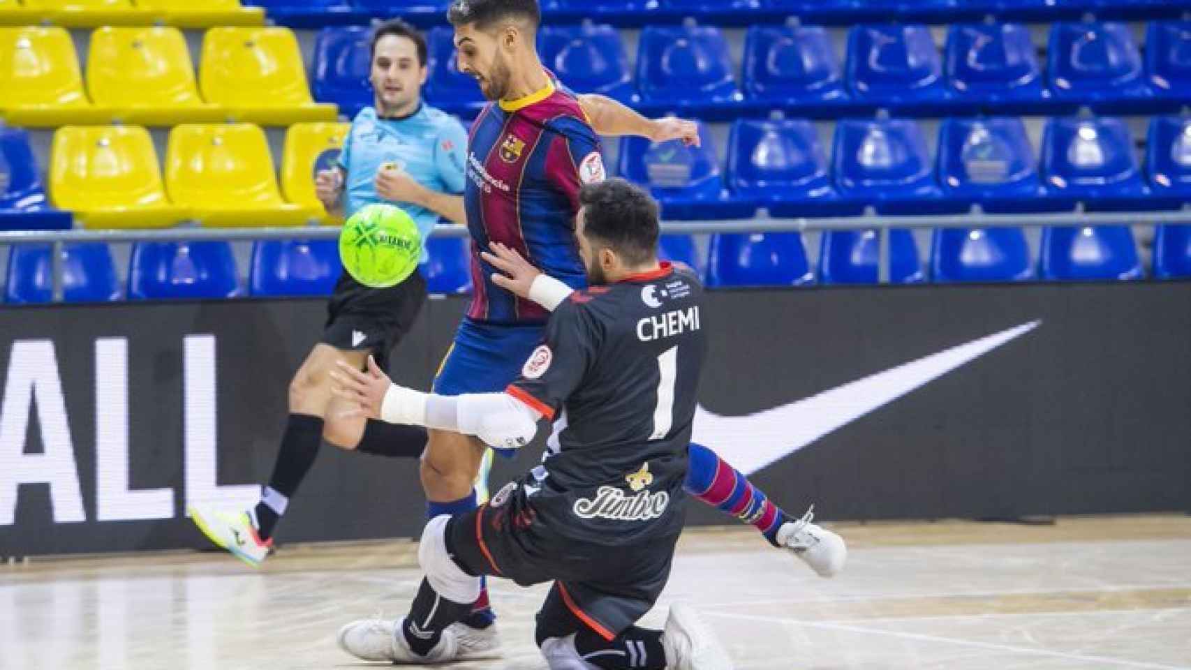 Imagen del partido entre el Barça y Jimbee Cartagena con el parche en la manga