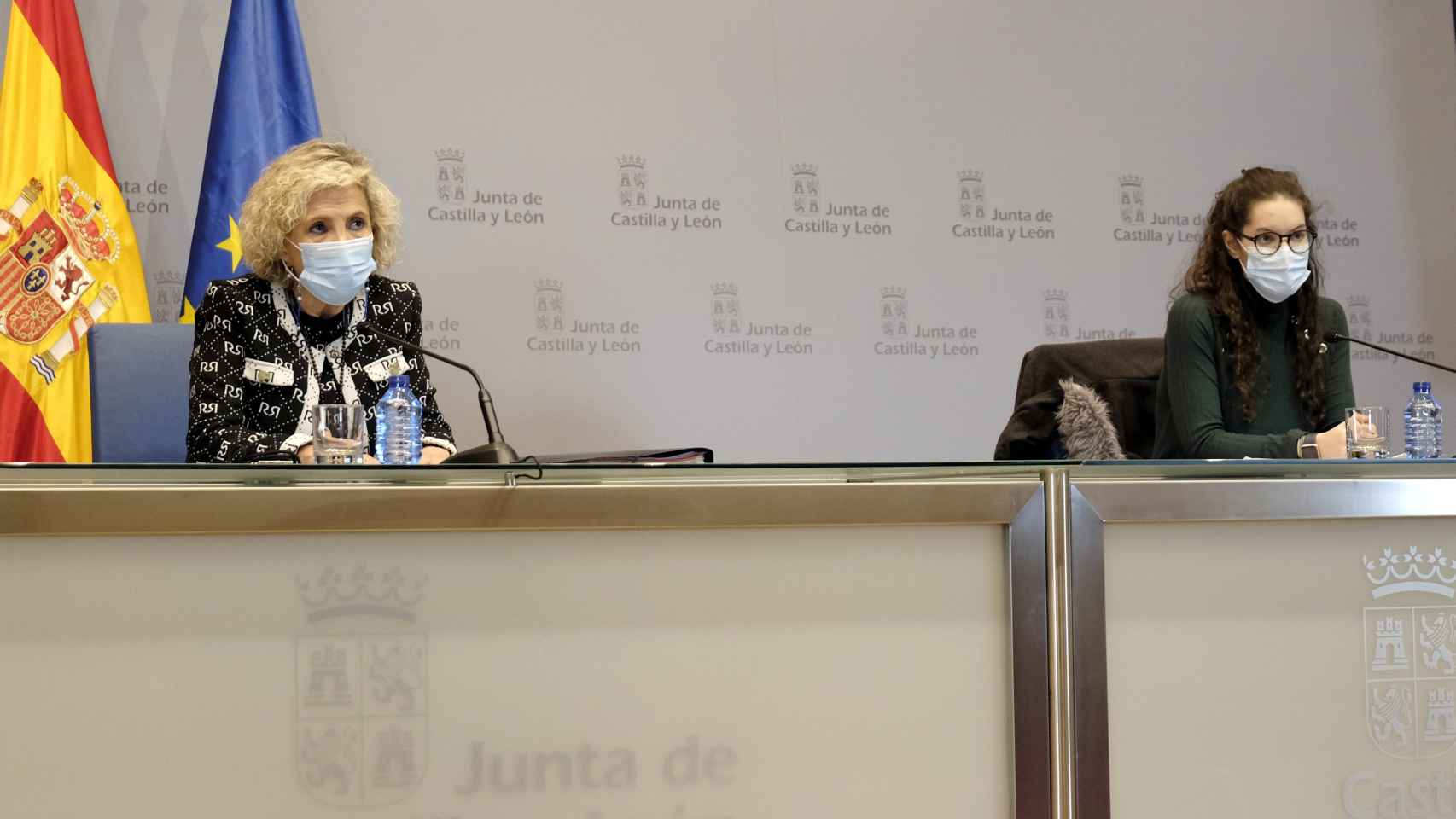 Casado, a la izquierda, consejera de salud de Castilla y León en su última rueda de prensa