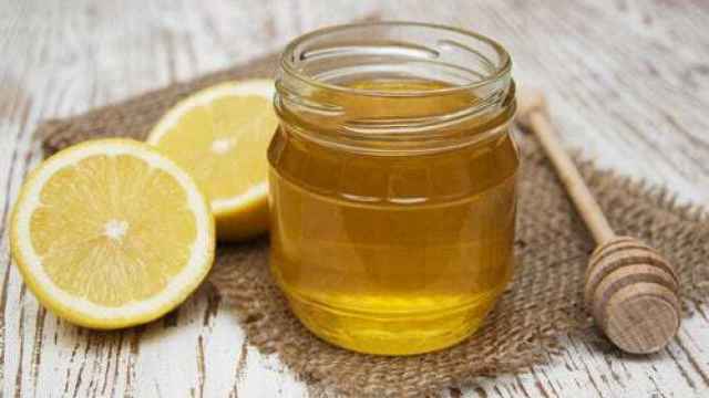 Un vasito de miel con limón (que no cura nada).