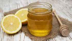 Un vasito de miel con limón (que no cura nada).