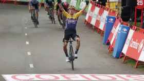 Primoz Roglic celebra su victoria en la etapa 1 de La Vuelta a España 2020