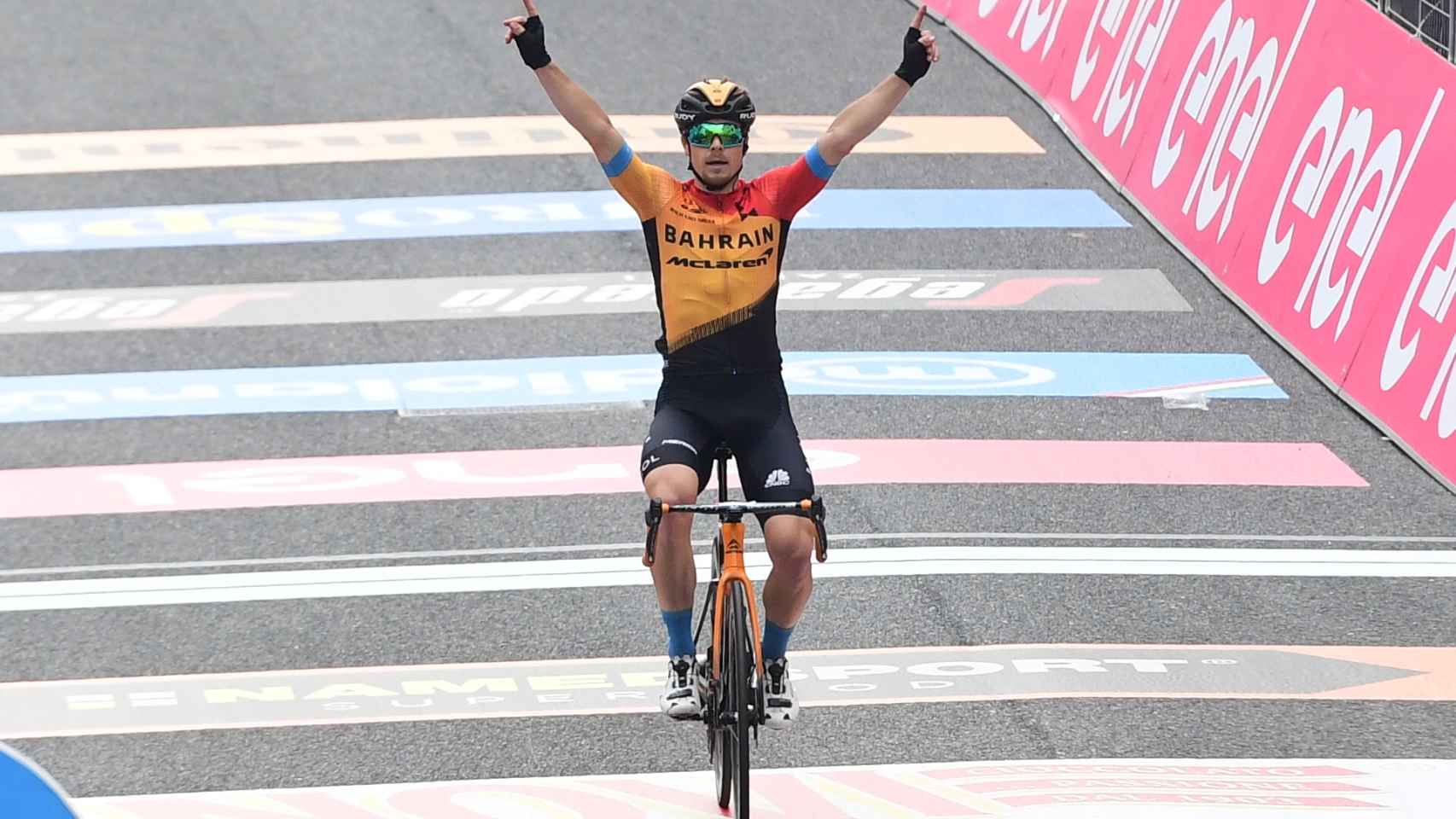 Jan Tratnik celebra su triunfo en la decimosexta etapa del Giro de Italia 2020