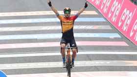Jan Tratnik celebra su triunfo en la decimosexta etapa del Giro de Italia 2020