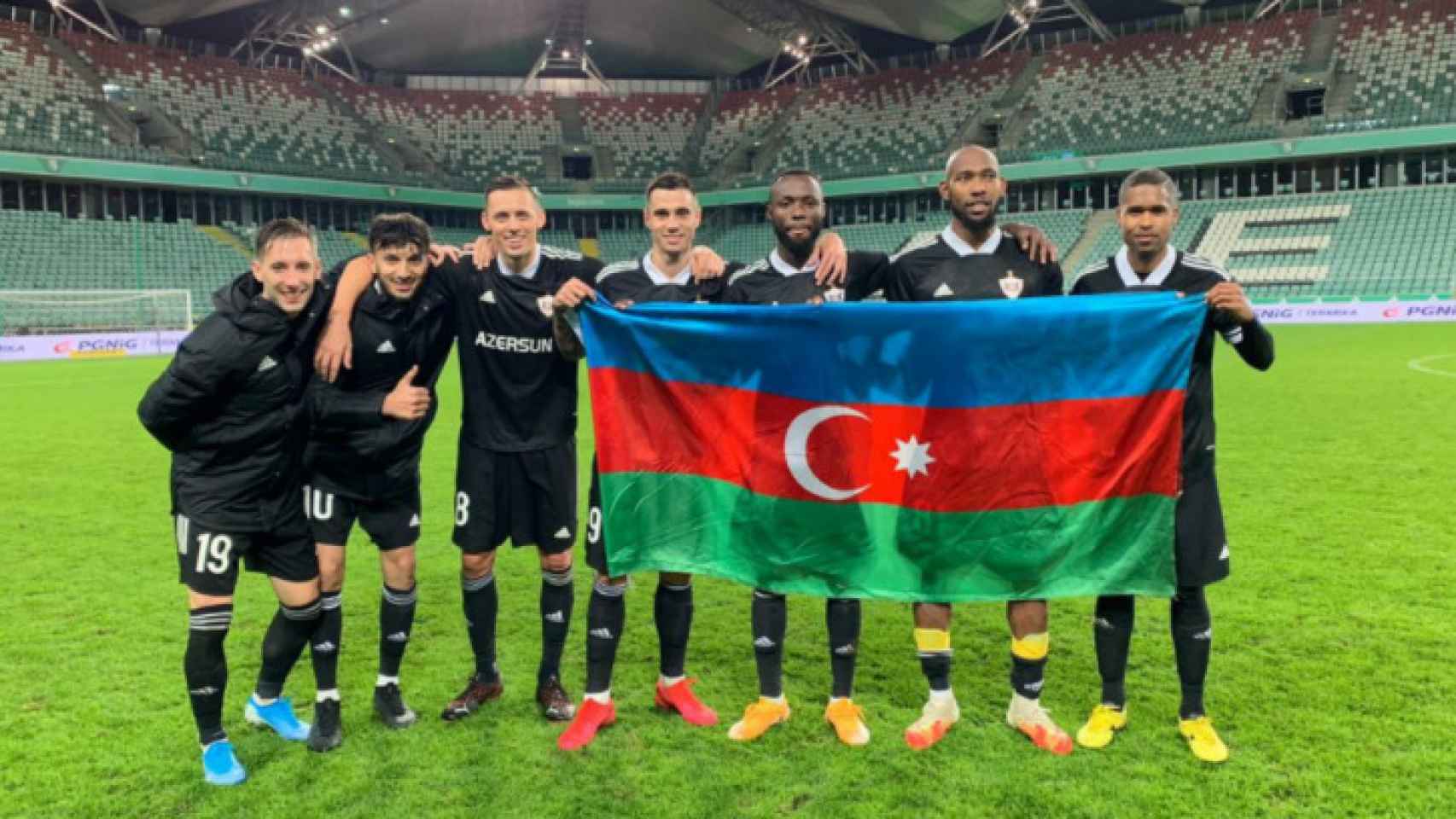 Jugadores del Qarabag sosteniendo la bandera de Azerbaiyán