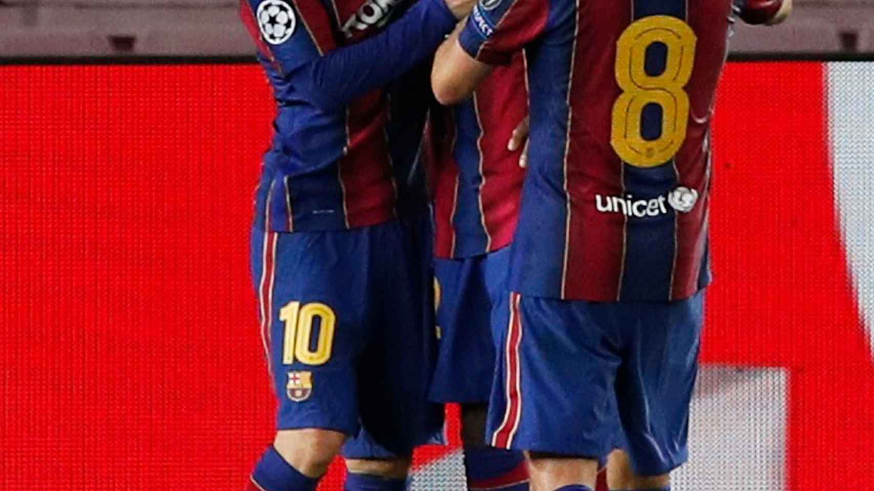 Messi y Ansu Fati celebran un gol del Barcelona ante el Ferencvaros en la Champions League