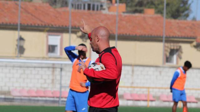 El técnico Fran García en un entrenamiento del Conquense