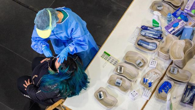 Personal sanitario realizan test de antígenos en el Palacio de Congresos Riojaforum de Logroño.