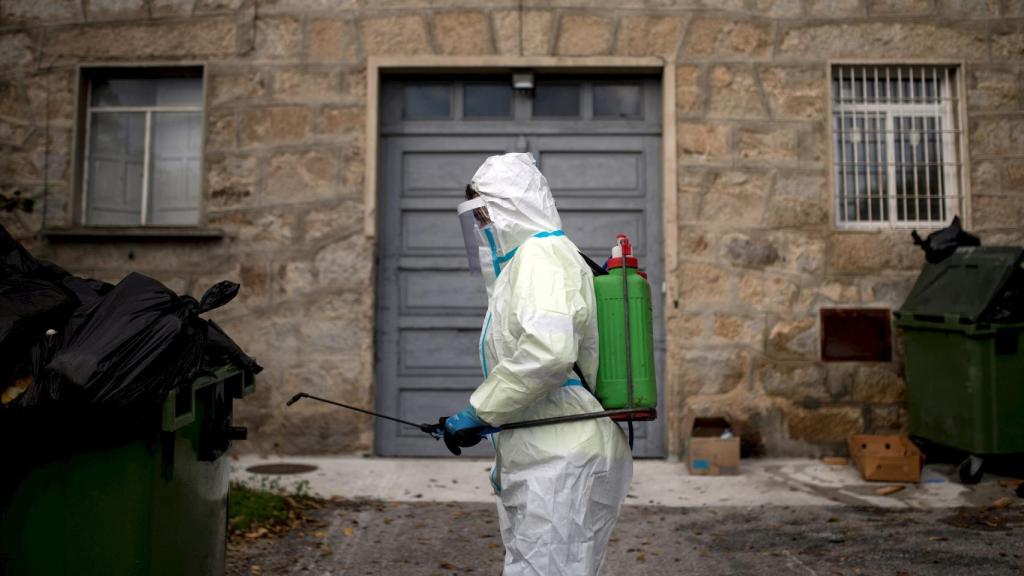 Un operario realiza labores de desinfección en Orense.