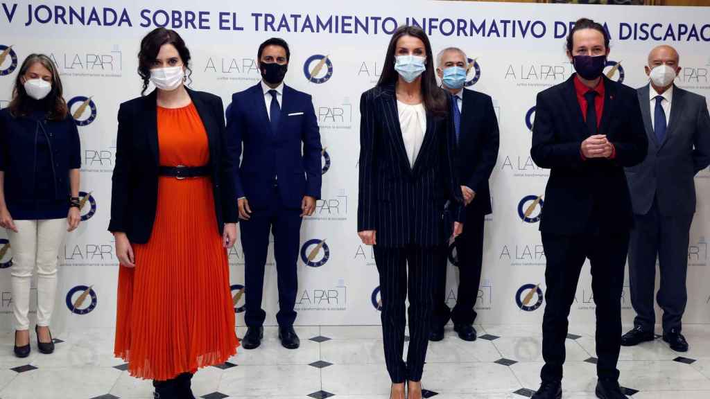 La Reina junto a Isabel Díaz Ayuso y Pablo Iglesias en un acto en la Asociación de la Prensa de Madrid.