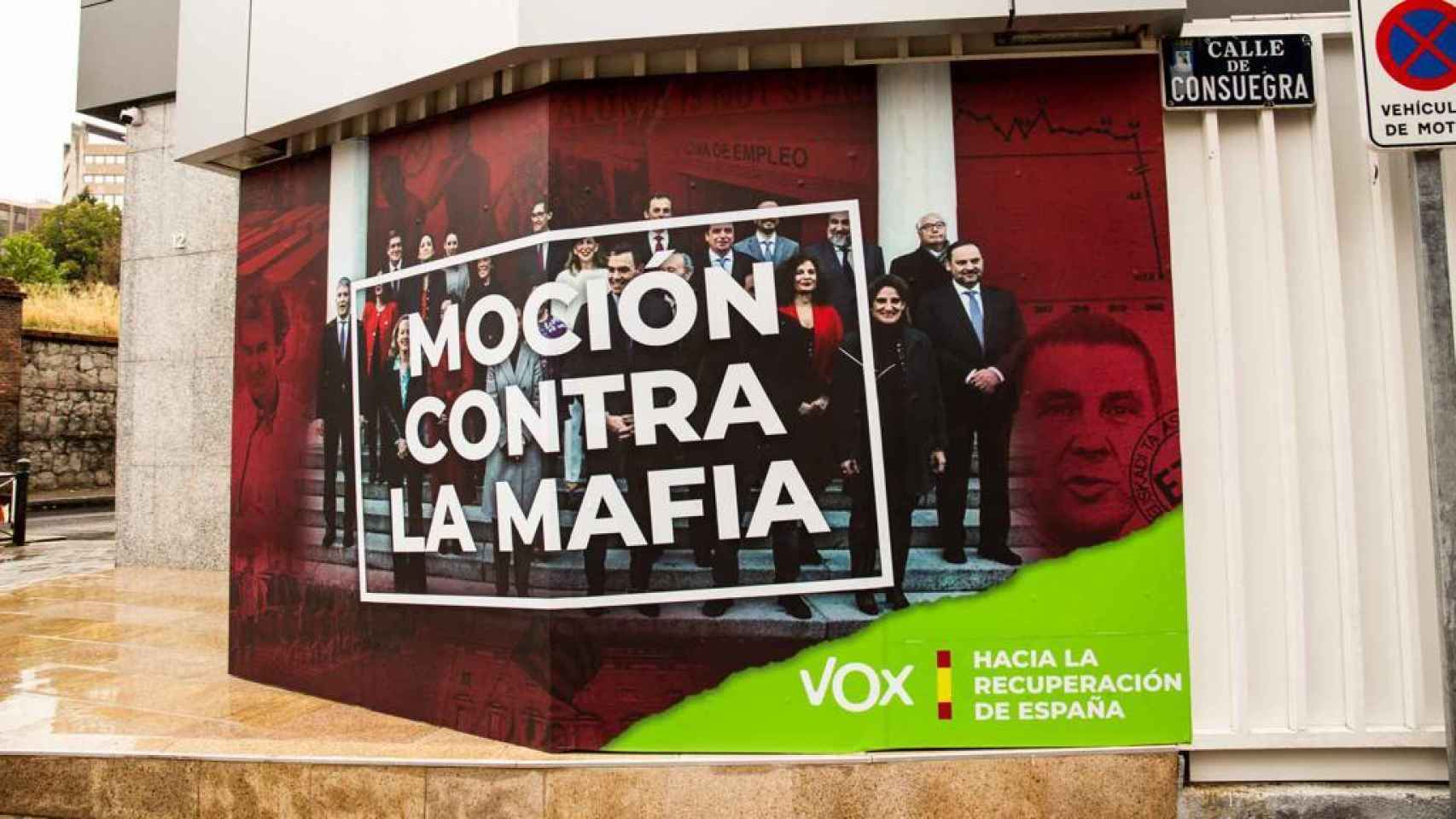 Cartel contra la mafia en la sede central de Vox en Madrid.