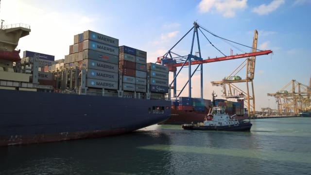 Maniobras en el Puerto de Valencia.