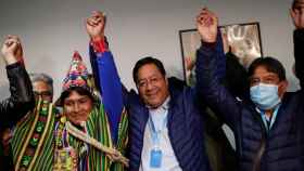 Luis Arce (c) celebra su victoria en las elecciones del pasado domingo en Bolivia.