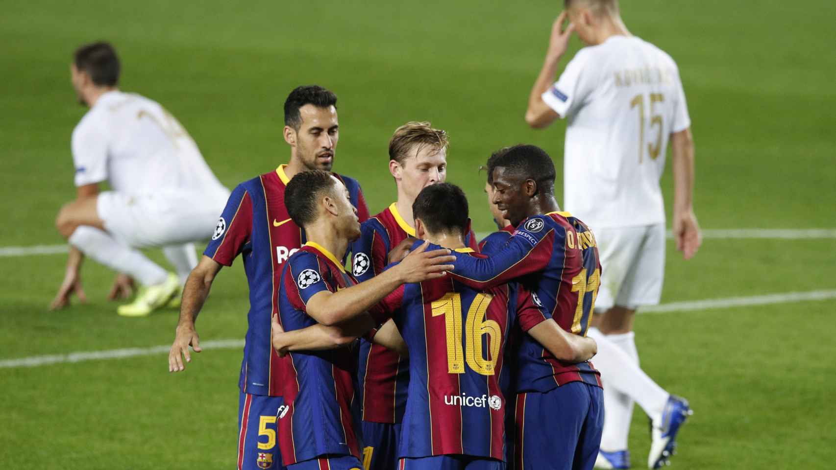 Los jugadores del Barça celebran con Pedri