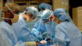 Un equipo de profesionales en una operación quirúrgica.