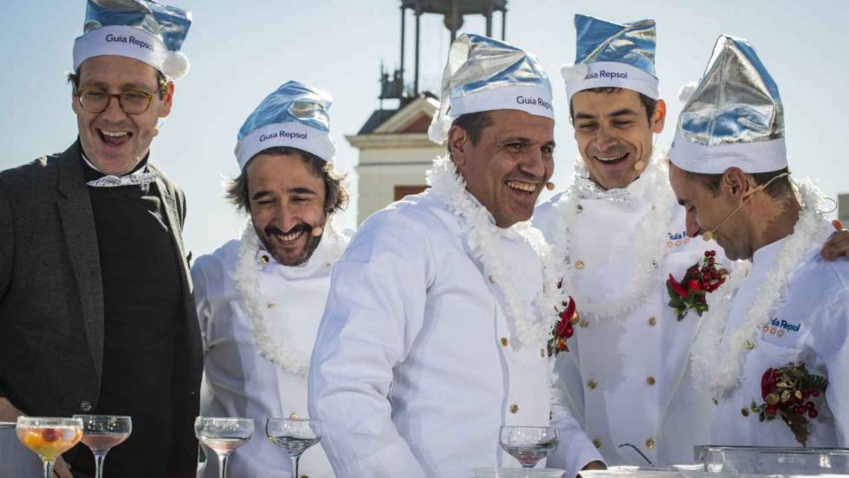 A la izquierda, el humorista Joaquín Reyes y los cocineros Diego Guerrero, Oriol Castro, Mateu Casañas y Eduard Xatruch en la presentación de la Guía Repsol