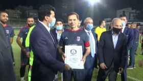 El egipcio Ezzeldin Bahader recibe el trofeo en reconocimiento de su récord como el jugador de fútbol con más edad