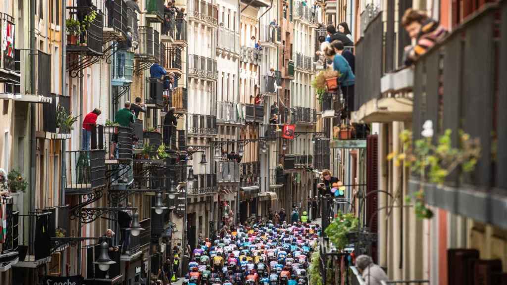 El pelotón de La Vuelta 2020 pasando por la calle Estafeta de Pamplona