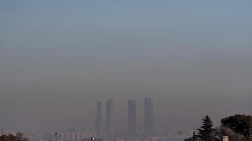 Imagen de las Cuatro Torres de Madrid bajo una intensa nube de contaminación.